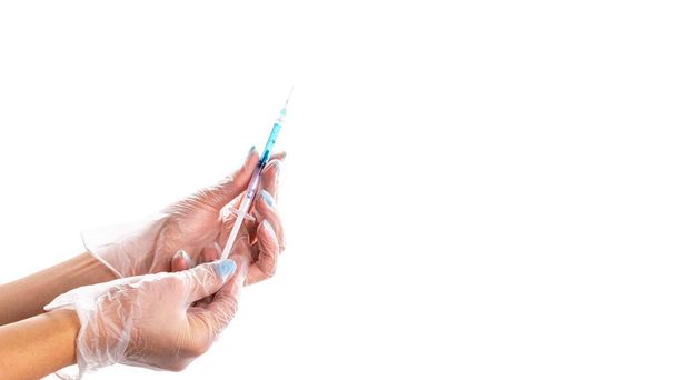 ワクチンは単離された。医療用手袋の医師の手は、インフルエンザウイルスやコロナウイルスを保護するための針で注射器を保持します。白で単離されたワクチン。病院予防 - 写真・画像