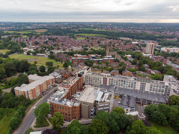 リーズ・タウン・オブ・ヘディングレイの空中写真は、有名なリーズ大学の学生キャンパスと、典型的なイギリスの通りである西ヨークシャーの町の中心部を示しています。 - 写真・画像