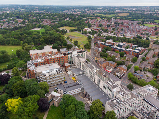 Аэрофото города Хедингли в Лидсе, показывающее знаменитый студенческий городок Лидса и центр города в Западном Йоркшире, типичные британские улицы - Фото, изображение