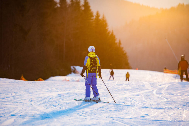 γυναίκα σκι στο ηλιοβασίλεμα αντίγραφο χώρο χιονοδρομικό κέντρο - Φωτογραφία, εικόνα