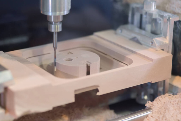 Frézka řeže dřevěný obrobek z buničiny na výstavě technologie - Fotografie, Obrázek