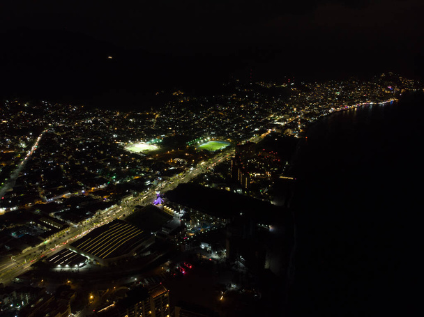 メキシコのプエルト・バジャルタの美しい町の夜の空中写真、町はハリスコ、メキシコの町として知られている州の太平洋岸にあります. - 写真・画像