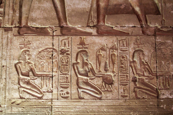 Relief schilderijen in de tempel van Sethos I in Abydos, Egypte - Foto, afbeelding
