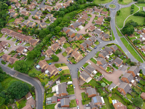 Εναέρια φωτογραφία πάνω από την περιοχή του Leeds είναι γνωστή ως Morley στο West Yorkshire UK, δείχνει ένα τυπικό βρετανικό hosing estate με χωράφια και δρόμους που λαμβάνονται με ένα drone σε μια ηλιόλουστη μέρα - Φωτογραφία, εικόνα