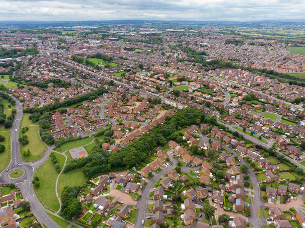 Foto aérea sobre el área de Leeds conocida como Morley en West Yorkshire Reino Unido, mostrando una típica manguera británica con campos y carreteras tomadas con un dron en un día soleado. - Foto, imagen