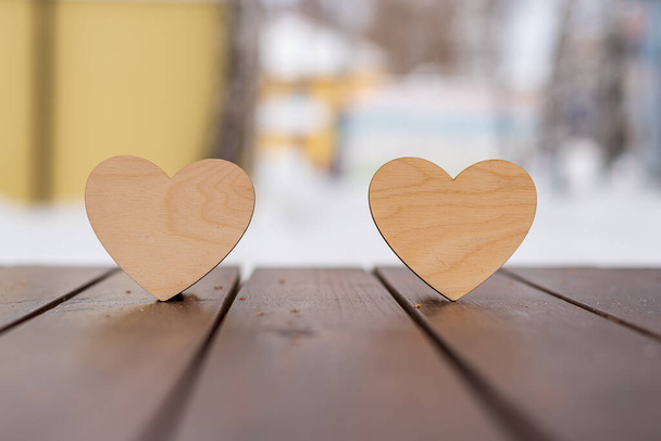 İki kalp, aşk ve rızanın sembolü, kahverengi bir tahta masada duruyor soyut bir arkaplanda, Sevgililer Günü - Fotoğraf, Görsel