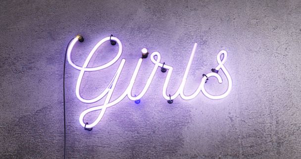 Üzerinde parlak mor renkte kızlar yazan neon levha, arka plandaki grunge beton duvarda.. - Fotoğraf, Görsel