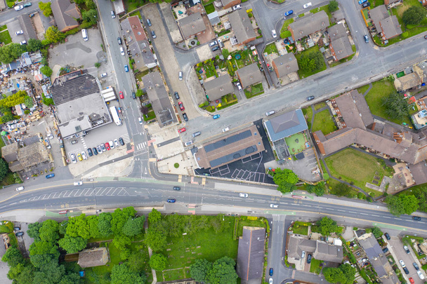 Foto aérea del pueblo de Pudsey en Leeds West Yorkshire que muestra una típica urbanización británica tomada en un día soleado y caluroso durante el verano. - Foto, imagen
