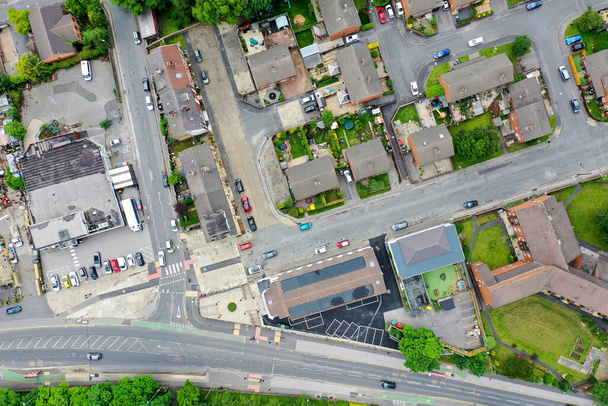 Fotografia aérea da aldeia de Pudsey em Leeds West Yorkshire mostrando uma propriedade habitacional típica britânica tirada em um dia ensolarado quente no horário de verão - Foto, Imagem
