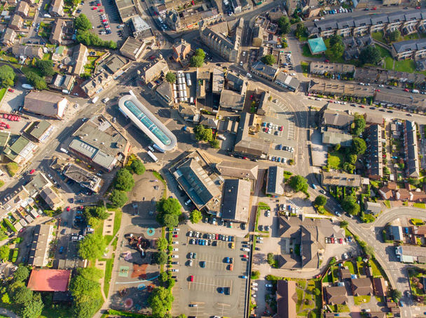Foto aérea de la ciudad Leeds de Pudsey en West Yorkshire, Inglaterra que muestra las típicas calles británicas y los negocios tomados en un soleado día de verano. - Foto, Imagen