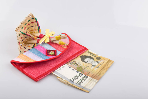 Корея выиграла банкноту с конвертом, изолированным на белом фоне. - Фото, изображение
