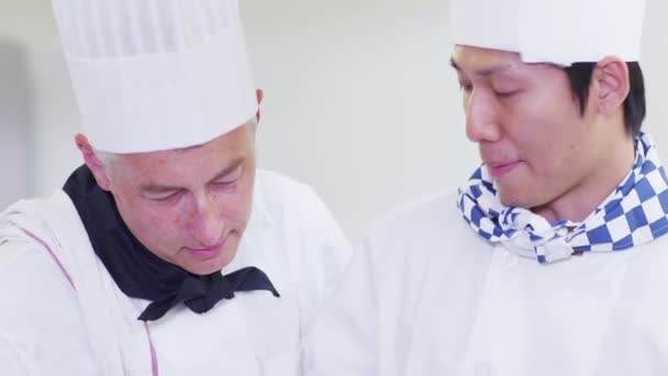 Chef offering advice for staff - Záběry, video