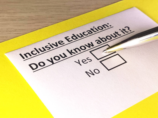 Una persona está respondiendo a la pregunta sobre la educación inclusiva. - Foto, imagen