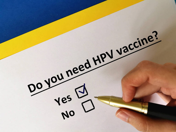Bir kişi aşılar hakkındaki soruyu cevaplıyor. HPV aşısına ihtiyacı var.. - Fotoğraf, Görsel