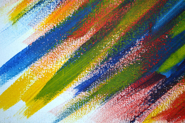Achtergrond van verschillende strepen rode, gele, groene en blauwe verf met penseel op witte achtergrond close-up. Heldere kleurrijke achtergrond van borstellijnen. Het mengen van kleurstrepen van verf op wit doek - Foto, afbeelding