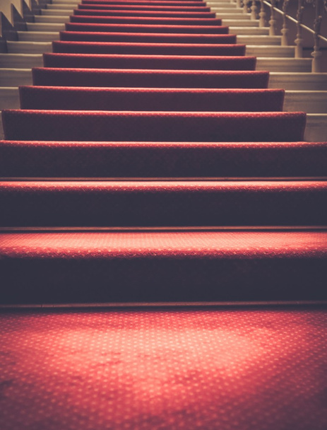 Treppe mit rotem Teppich bedeckt - Foto, Bild
