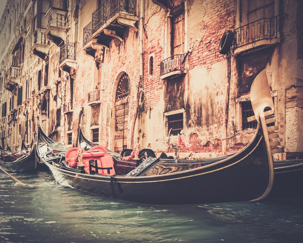 Promenade traditionnelle en gondole à Venise
 - Photo, image
