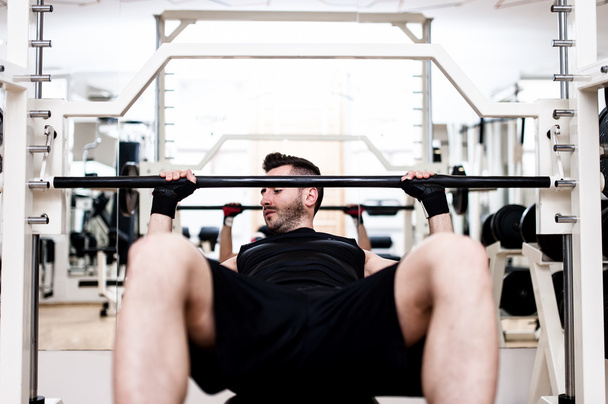 Bodybuilder training in the gym: chest - barbell incline bench press, wide grip - Fotografie, Obrázek
