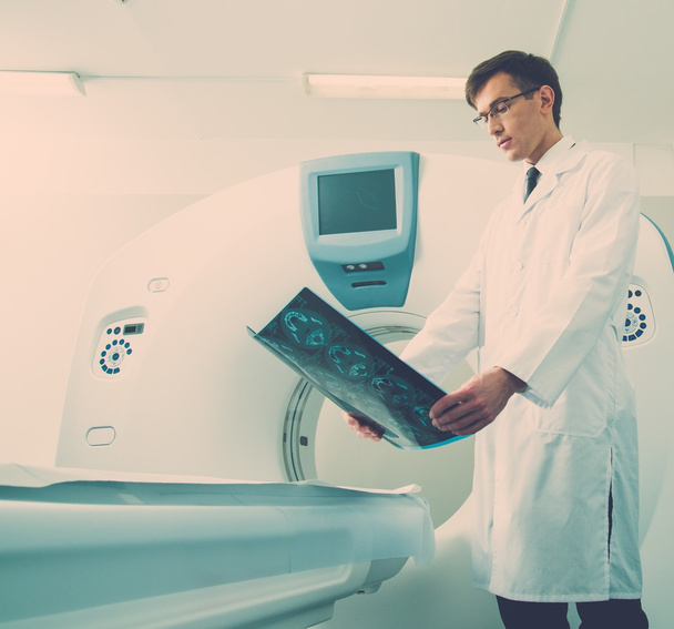lekarz patrząc na wyniki tomografii komputerowej - Zdjęcie, obraz