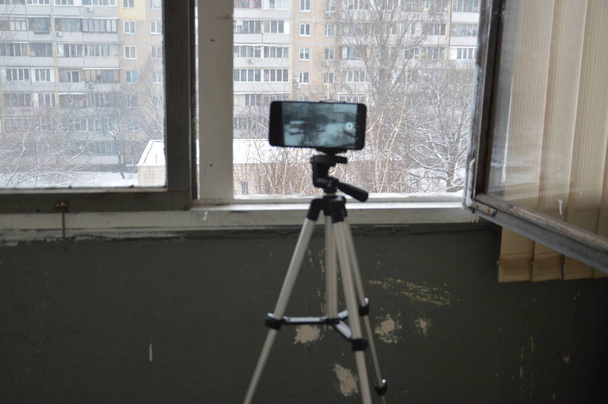 Valokuvien ja videoiden ottaminen älypuhelimella kolmijalan kanssa - Valokuva, kuva