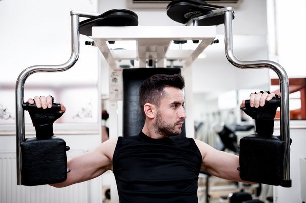 workout at the gym, chest exercise at bench - Foto, Imagem