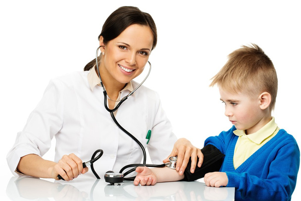 Niño en pediatría midiendo la presión arterial
  - Foto, Imagen