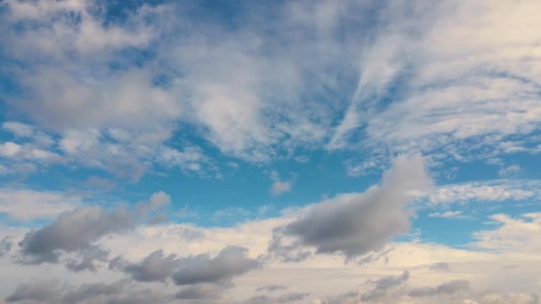 Luchtfoto van donkere wolken die zich tegen de blauwe lucht bewegen. - Video