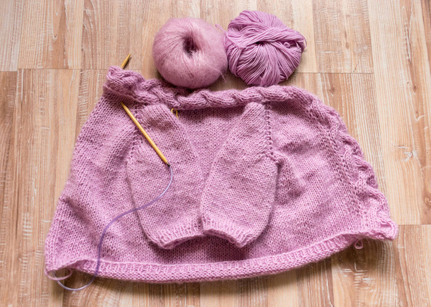 Pletené sako pro dívku, růžová barva, pletená textura, ruční práce, doba pletení na podzim - Fotografie, Obrázek