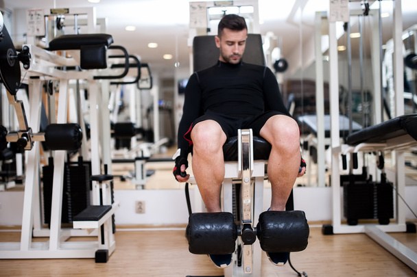 bodybulider training in gym, leg day exercises at fitness center - Fotografie, Obrázek