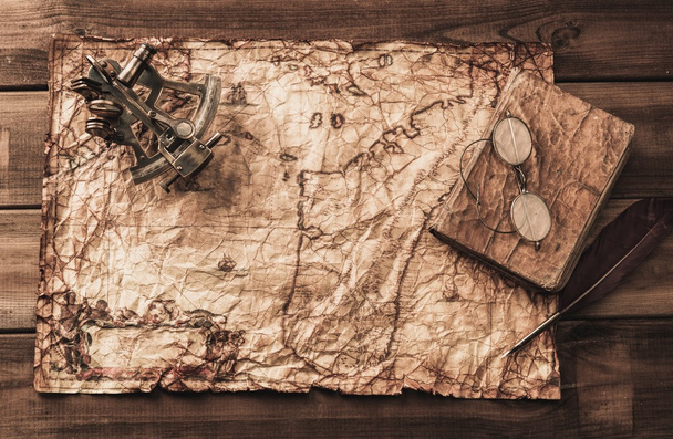 Sextant ve vintage bir harita üzerinde seyir defteri  - Foto, afbeelding