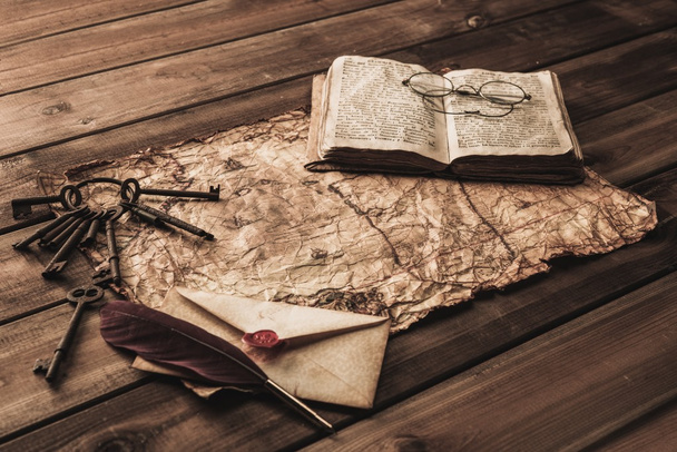 eski anahtarlar, kitap ve vintage bir harita üzerinde zarf demet - Fotoğraf, Görsel