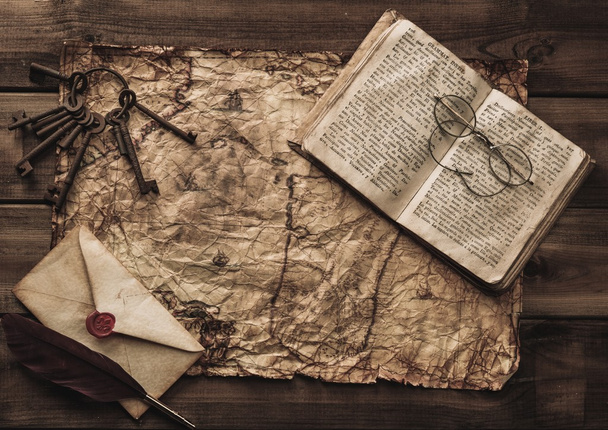 μάτσο των παλαιών, κλειδιά, βιβλίο και φάκελο στο vintage χάρτη - Φωτογραφία, εικόνα
