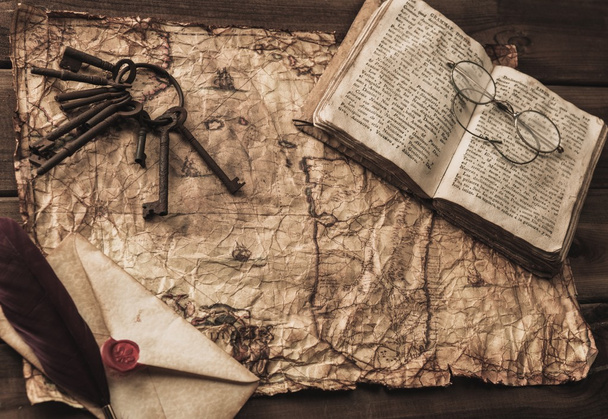 Куча старых ключей, книг и конвертов на винтажной карте
 - Фото, изображение