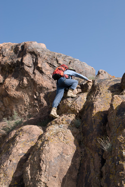 Альпинист поднимается на вершину
  - Фото, изображение