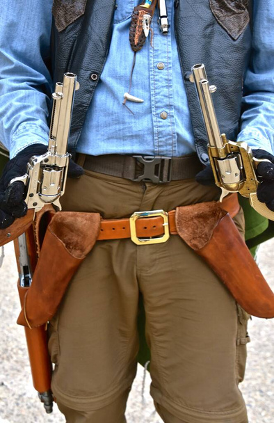 Západní pistolník drží dvě pistole připravené k palbě..  - Fotografie, Obrázek