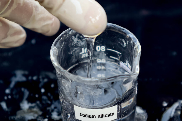 ケイ酸ナトリウム液体と粘着 - 写真・画像