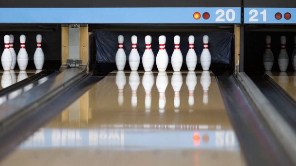 Broches au bout d'une piste de bowling - Photo, image