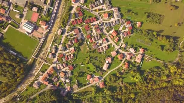 Küçük evlerin ve dar sokakların kırmızı kiremitli çatıları ile küçük eski Avrupa kasabasının havadan görünüşü. - Video, Çekim