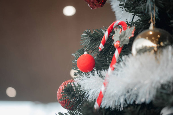 Безделушки и ветви елки. Рождественский интерьер и украшения - Фото, изображение