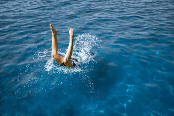 Чоловік стрибає у воду
 - Фото, зображення