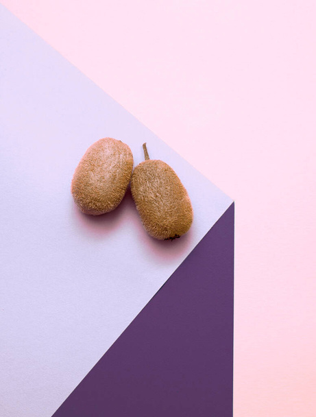 Φρέσκα φρούτα του καλοκαιριού ακτινίδιο βάρος των τροφίμων ελάχιστη τέχνη κατά παστέλ  - Φωτογραφία, εικόνα