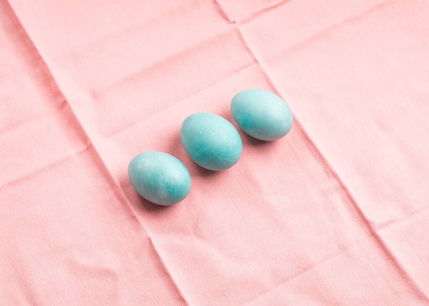 Синие пасхальные куриные яйца на розовом фоне - Фото, изображение