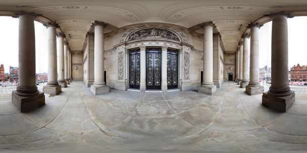 360 Деґрі панорамна сфера фотографії, що показує зовнішність історичної Лідс ратуші в центрі міста. - Фото, зображення