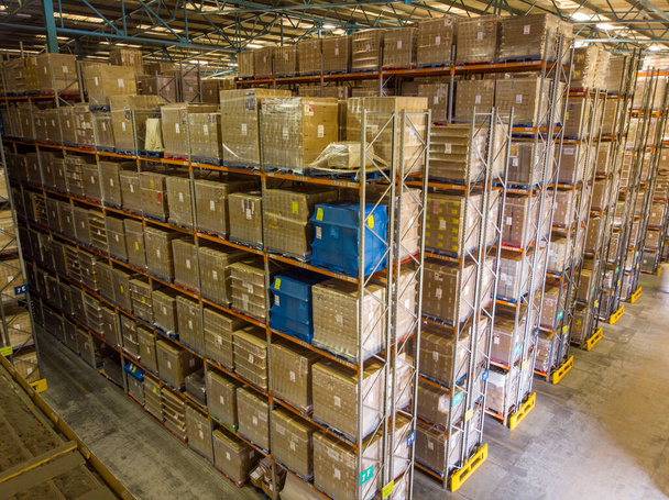 Leeds UK, 25 de agosto de 2019: Dentro de un almacén que muestra filas de cajas de almacenamiento - Foto, imagen