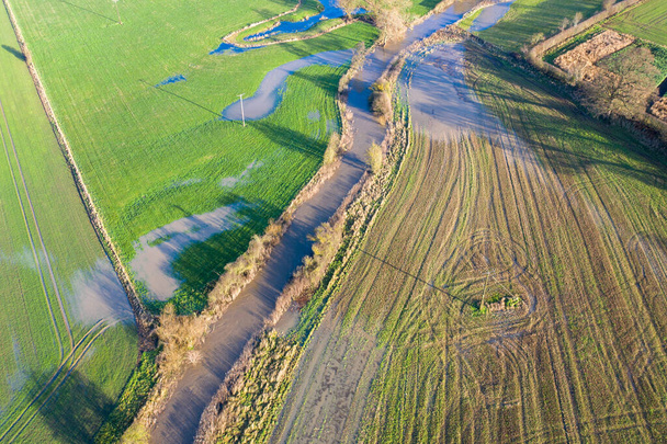 Повітряна фотографія британських сільських полів взимку показує річку, яка прорвала це місце, щоб перелити воду на полях, зняту в місті Ветербі в Йоркширі, Велика Британія. - Фото, зображення