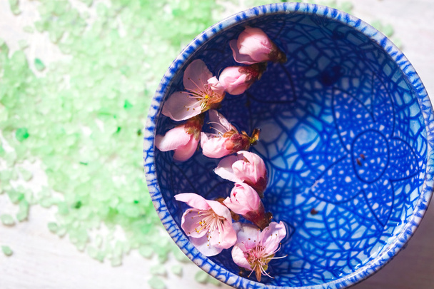 fiori di pesca galleggianti in una ciotola di ceramica blu
 - Foto, immagini