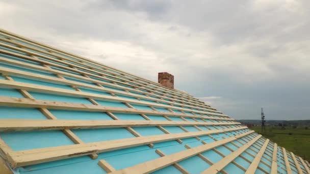 Luftaufnahme eines im Bau befindlichen Backsteinhauses mit Holzdachstuhl. - Filmmaterial, Video