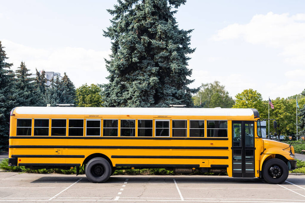 Το σχολικό λεωφορείο είναι κίτρινο. Επιστροφή στο σχολείο έννοια. - Φωτογραφία, εικόνα