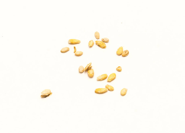 Grupo de vista superior de sementes de melão de inverno isoladas em fundo branco. Couro de cera de herança ou Benincasa hispida, sementes de cabaça de cinzas prontas para o plantio. - Foto, Imagem