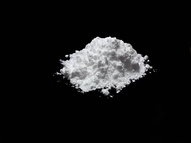 Polvo de cocaína sobre fondo negro - Foto, imagen